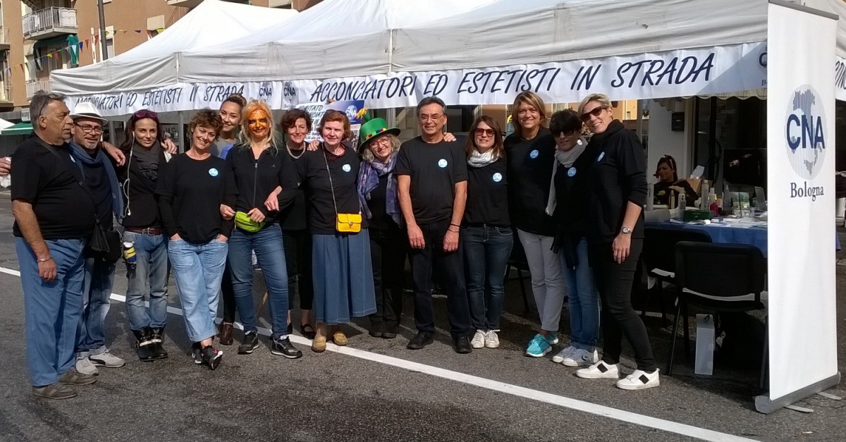 Acconciatori ed estetisti solidali in via Bentini 