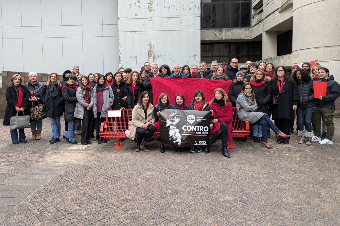 Due panchine rosse davanti alla sede CNA Bologna