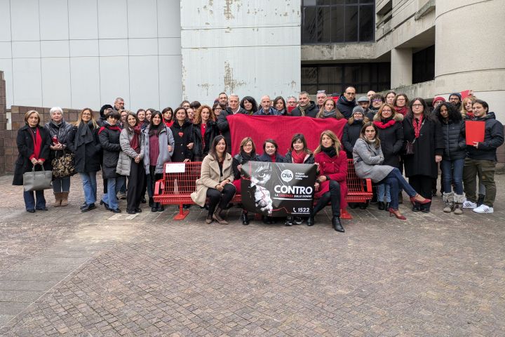 due-panchine-rosse-davanti-alla-sede-cna-bologna